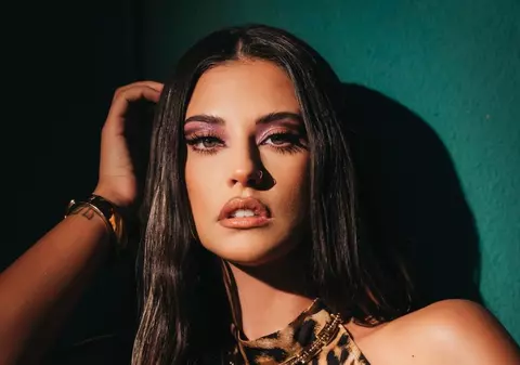 Antonia, atingeri senzuale cu altă femeie în cel mai nou videoclip. În ce ipostază apare iubita lui Alex Velea