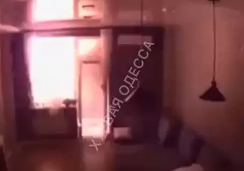 Momentul în care o rachetă lovește un bloc din Odesa, surprins de o cameră instalată într-un apartament