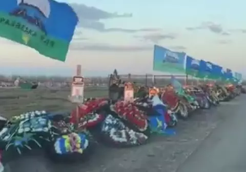 VIDEO| Alee specială în cimitir pentru parașutiștii ruși din Mihailovsk morți în Ucraina: „Băieți tineri, martiri!”