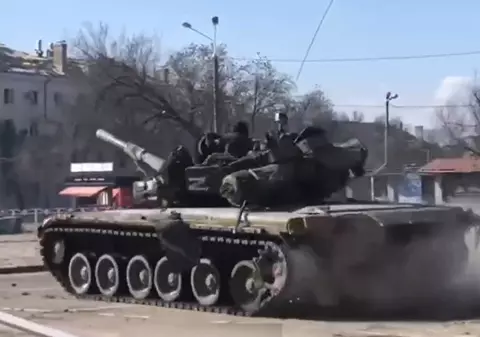 VIDEO | Rușii fac drifturi cu tancul prin Mariupol, printre ruinele orașului complet distrus