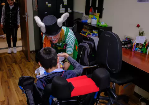 REPORTAJ. „Pa, iepuraș!”. Rețeta bucuriei de Paști împărțită de voluntari copiilor cu dizabilități din două centre din București: dulciuri, jucării și ouă roșii