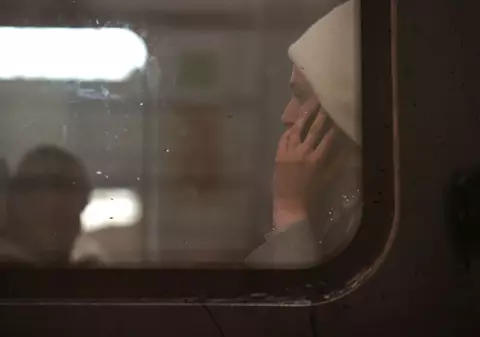 „Dacă se întâmplă ceva cu familia mea, eu de ce să mai trăiesc?”. Mărturiile femeilor care se întorc în orașele lor bombardate, în ciuda pericolului