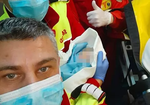 O gravidă din Constanța a născut gemeni în locuri diferite: primul - în ambulanță, al doilea - la spital