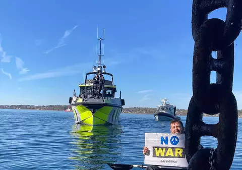 Activiștii Greenpeace s-au legat cu lanțuri de o navă care aducea petrol din Rusia în Norvegia