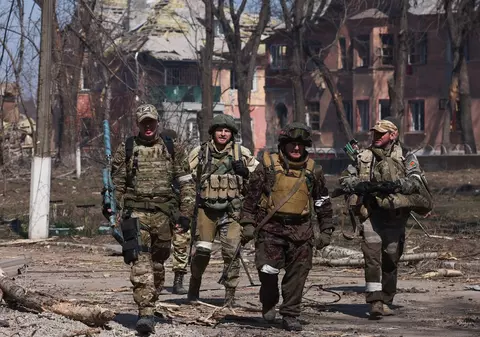 Rușii aruncă în gropi comune soldații ucraineni pe care îi ucid în Donbas: „Nu e timp să ne ocupăm corect de morți”