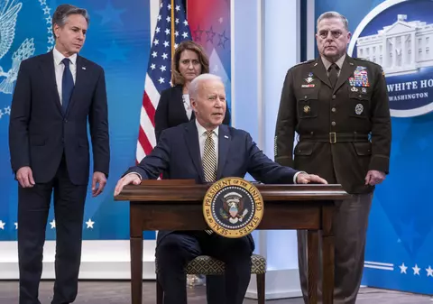 Joe Biden anunță, în urma unei discuții cu Zelenski, un pachet de 800 de milioane de dolari pentru Ucraina, constând în armament greu