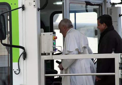 Pentru prima oară, Papa Francisc a folosit un lift pentru a urca într-un avion. Explicația Vaticanului