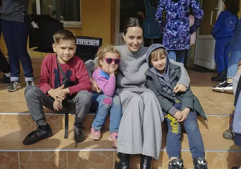 Angelina Jolie se află în Ucraina. A vizitat un internat și un spital din Liov