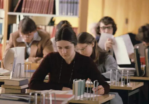 Rusia vrea să scoată Ucraina din manualele școlare. Pasajele nepotrivite și drapelul ucrainean, eliminate complet