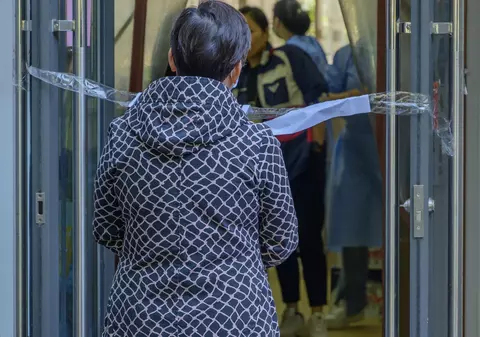 Furie în Shanghai din cauza măsurilor dure anti-COVID. Autoritățile, acuzate că joacă rol de „doctor, polițist și judecător”