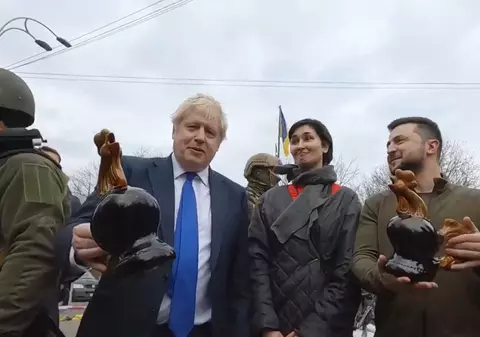 Cum a devenit un cocoș din ceramică simbolul rezistenței ucrainene. Boris Johnson a primit unul în timpul vizitei la Kiev