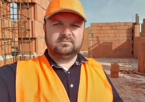 REPORTAJ. Minunile unui preot dintr-un sat din Teleorman și lecția de viață și de credință pe care a primit-o de la un copil de 15 ani: „Pe tati l-a luat Domnul la El”