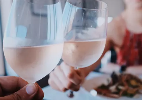 Șase lucruri pe care trebuie să le știi despre vinul rosé