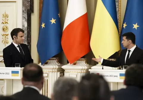 Zelenski l-a invitat pe Macron în Ucraina ca să vadă cu ochii lui că „rușii au comis un genocid”