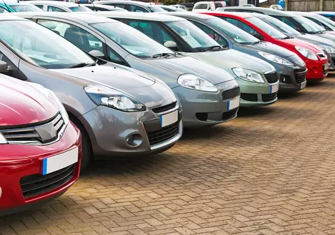 Autoritățile publice își vor putea cumpăra mașini mai scumpe. Legea a fost promulgată de Klaus Iohannis