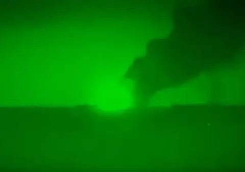 Momentul în care nava-amiral a flotei ruse din Marea Neagră este cuprinsă de flăcări