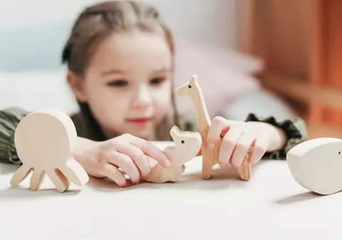 Cum contribuie jocurile și jucăriile la dezvoltarea normală a copilului