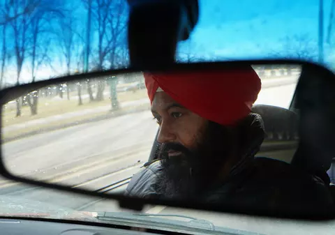 Lupta muncitorilor asiatici ajunși în România cu birocrația și cu abuzurile angajatorilor: „Îmi întreb zilnic șeful: «Când ne plătești? Când ne înnoiești permisele de muncă?»”