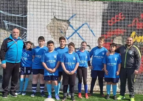 Gafa CSM Bucureşti, pe contul oficial: Poză cu juniorii de la rugby în fața unui zid pe care era desenată o svastică