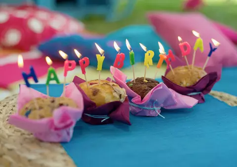 Un bărbat a câștigat 450.000 de dolari în instanță după ce compania i-a organizat o petrecere de ziua lui