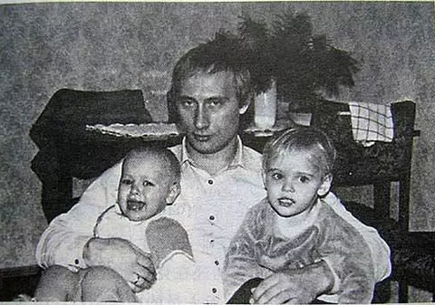 O viață ținută la secret. Cine sunt fiicele lui Vladimir Putin, vizate acum de sancțiuni