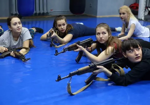 „Trebuie să fie pregătite”. Orașul ucrainean în care femeile vor să învețe să tragă cu arma, după ce au aflat despre atrocitățile trupelor ruse