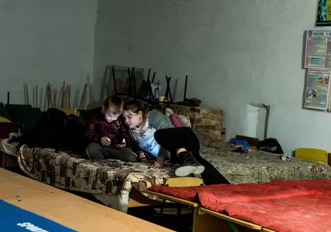 „Puneți-le căști, să asculte basme, nu sirene și explozii!”. O studentă din Ucraina a înregistrat povești pentru copiii care se ascund cu mamele lor în buncăre