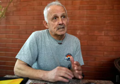 Alpinistul francez de 70 de ani care vrea să cucerească Everestul și să găsească un nou traseu, mai sigur