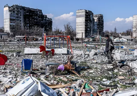 Rușii nu permit accesul în Mariupol pentru a ascunde miile de victime, spune Zelenski. "Au ars familii întregi"