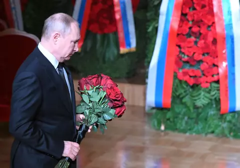 VIDEO | Vladimir Putin, la funeraliile lui Vladimir Jirinovski. A adus un buchet de flori și s-a închinat lângă sicriu