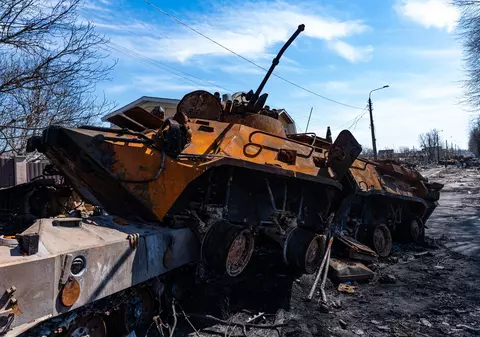 Soldații ruși morți, abandonați de camarazi în orașele din care au plecat. Localnicii îi adună de pe câmpul de luptă în remorci