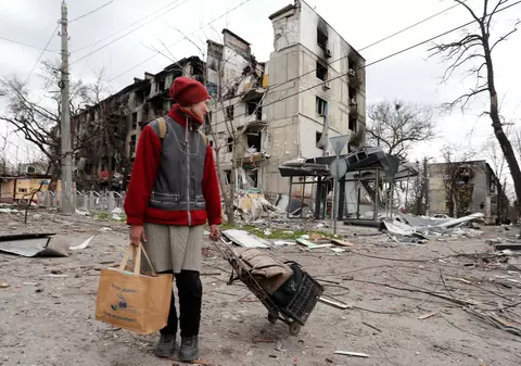 Reportajul onest din Mariupol al unui ziar rusesc a făcut o audiență uriașă: „De ce ne-ați eliberat, de Filarmonica noastră, pe care ați distrus-o? De pensia mea ne-ați eliberat?”