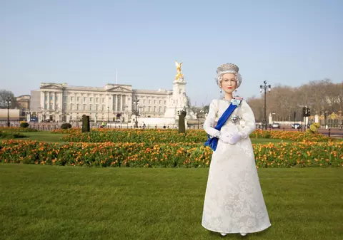 Păpușă Barbie pentru regina Elisabeta a II-a, pentru a marca 70 de ani de domnie