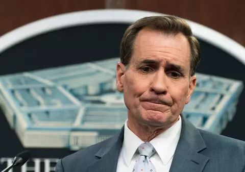 Purtătorul de cuvânt al Pentagonului, vizibil emoționat când vorbește despre „depravarea” lui Putin, într-o conferință de presă