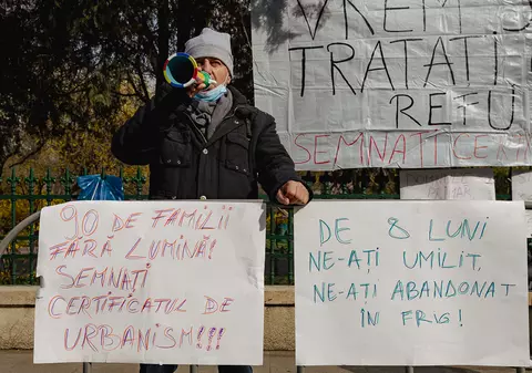 S-au încălzit la aragaz toată iarna, pentru că Nicușor Dan nu semnează un document. Protest zilnic în fața primăriei: „Să vedem cât mai suportă vuvuzelele”