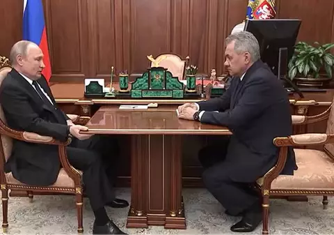 VIDEO | Putin a ordonat oprirea asaltului uzinei Azovstal ca să-și protejeze soldații, considerând eliberarea Mariupolului „un succes”