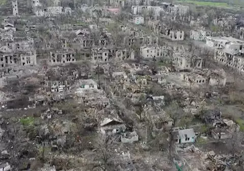 VIDEO| Militarii ruși sunt mândri că au eliberat un sat pe care l-au ras de pe fața pământului, înainte să intre în el