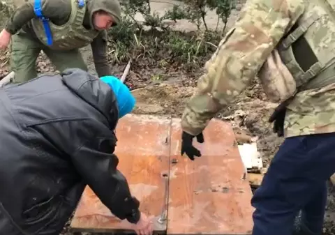 VIDEO. O mamă din Bucha arată cum și-a îngropat sub frunze, plastic și resturi de mobilier fiica omorâtă de ruși: „A ieșit la poartă, a crezut că sunt ai noștri”