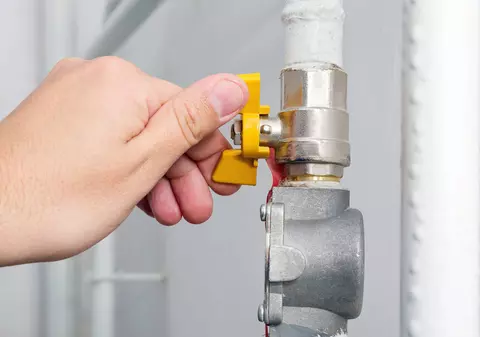 La ce trebuie să se aștepte România după ce Rusia a început să taie gazele. Expert: „La iarnă, fără importuri, vom putea rezista doar dacă închidem industria”