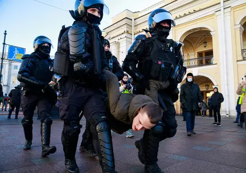 Într-un gest rar, doi deputați din Sankt Petersburg au cerut ca studenții care au participat la proteste să nu fie exmatriculați