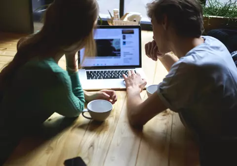 ​Angajații vor avea acces online la datele din REVISAL. Legea, promulgată de Klaus Iohannis