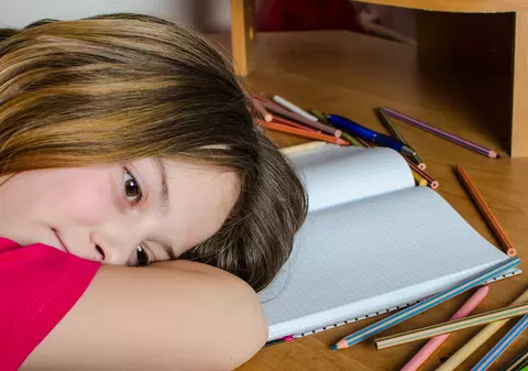 INTERVIU. Sfaturile unui psiholog pentru ca elevii să învingă oboseala și stresul orelor și temelor nesfârșite