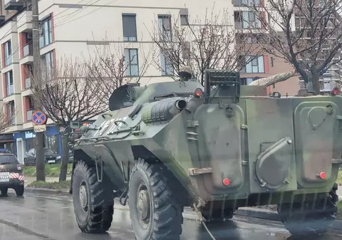 VIDEO |  Un TAB al Armatei Române a blocat un bulevard din Timișoara, după ce s-a defectat