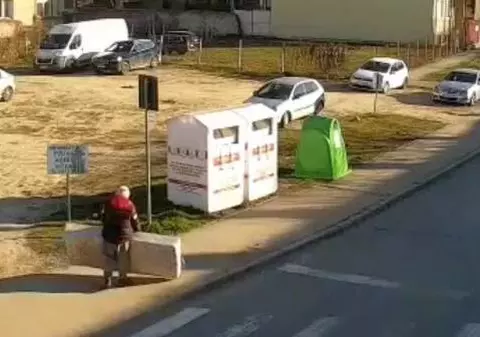 VIDEO | Doi timișoreni au fost amendați cu 2.000 de euro fiecare, după ce au aruncat o saltea și o canapea pe o stradă din oraș