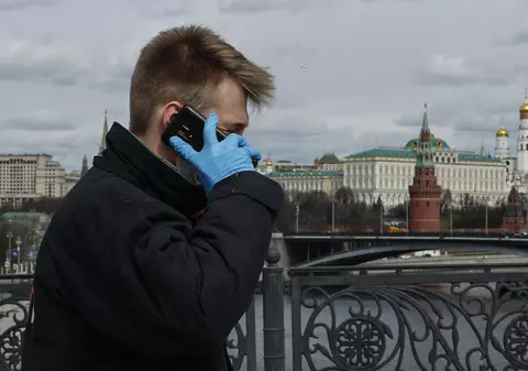 84.000 de apeluri într-o săptămână. Oameni din toată lumea sună la întâmplare în Rusia pentru a le spune rușilor adevărul despre invazia din Ucraina