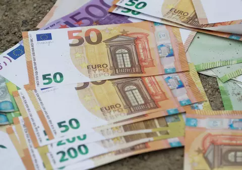 Ce a găsit în dulapuri un german care a cumpărat online mobilă folosită de bucătărie