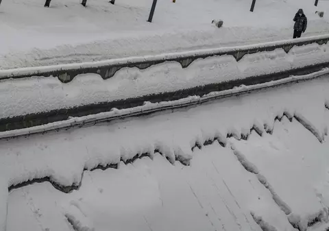 VIDEO | Ninsori puternice la Moscova. Mașini îngropate în zăpadă și străzi blocate. O fetiță a ajuns la spital, după ce un copac s-a prăbușit peste ea