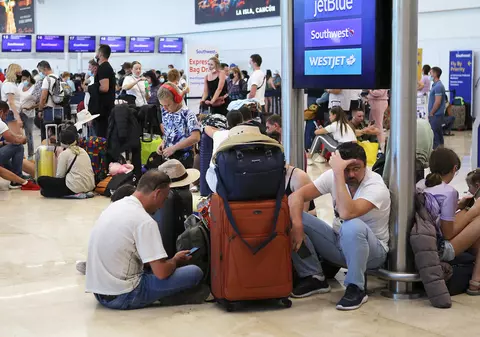 Zeci de mii de turiști ruși sunt blocați în Asia, fără bani, din cauza sancțiunilor impuse după începutul războiului