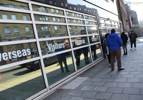 Britanicii care oferă cazare refugiaților spun că schema de acordare a vizelor în Marea Britanie este „neprimitoare” și „traumatizantă” pentru ucraineni