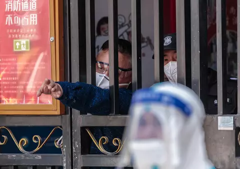 VIDEO | „Controlați-vă dorința de libertate. Nu deschideți fereastra și nu cântați”. Restricțiile anti-COVID din Shanghai, difuzate din drone